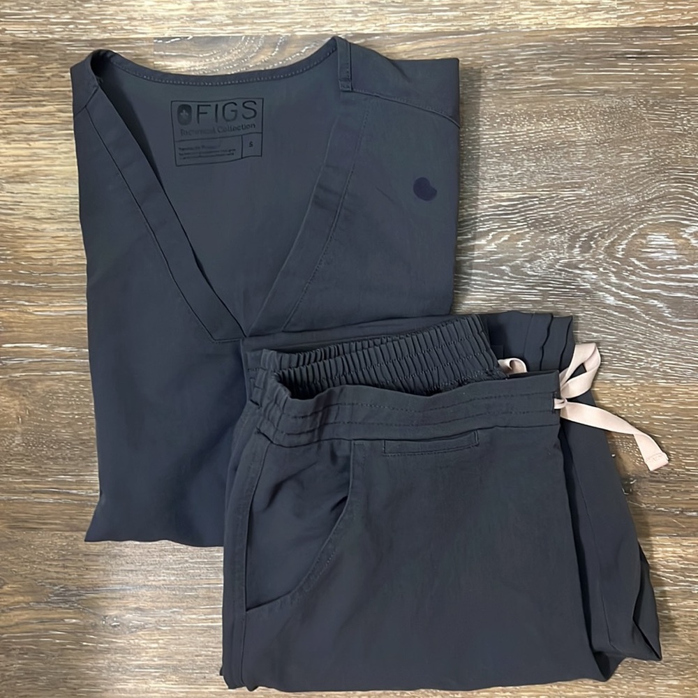 Figs grey scrub set